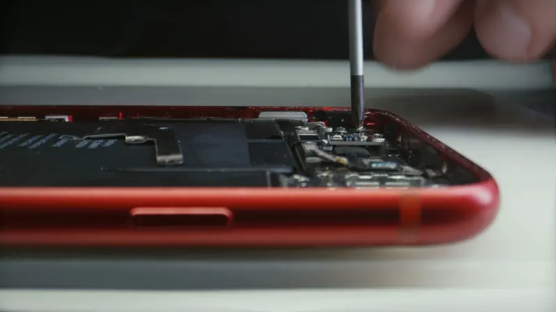 Tournevis de précision sur l'intérieur d'un iPhone